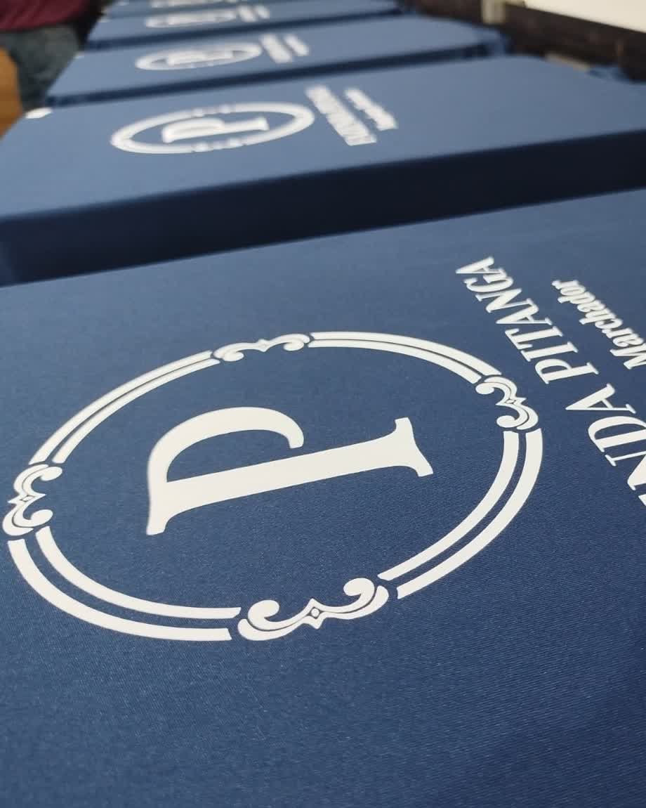 Tecido azul marinho com o monograma e o nome da Fazenda Pitanga estampados